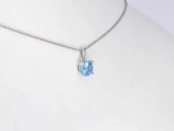 Pendentif en or blanc avec topaze