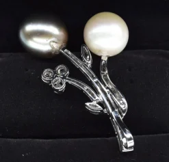 Pendentif en or blanc avec perles