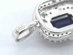 Pendentif en or blanc avec diamants et saphir