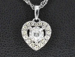 Pendentif en or blanc avec diamants en forme de coeur