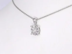 Pendentif en or blanc avec un diamant taille brillant