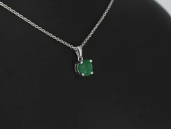 Pendentif en or blanc avec émeraude