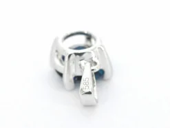 Pendentif en or blanc avec topaze