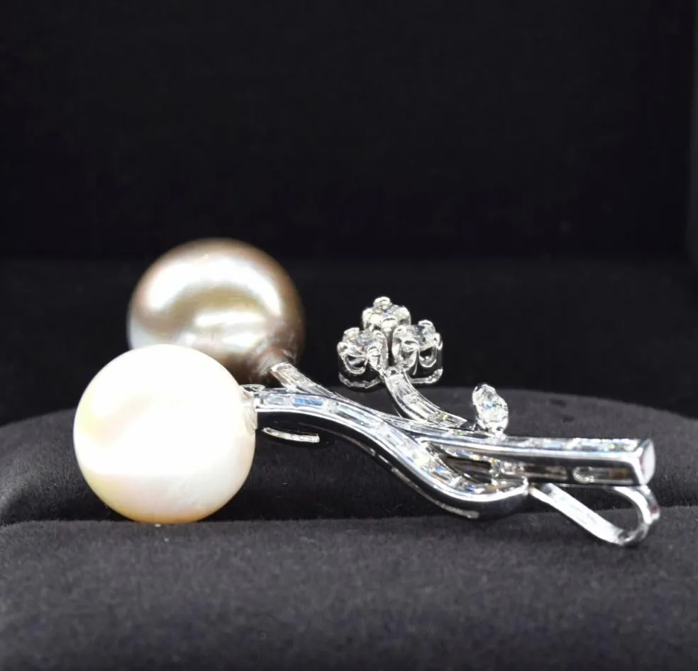 Pendentif en or blanc avec perles