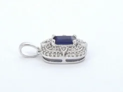 Pendentif en or blanc avec diamants et saphir