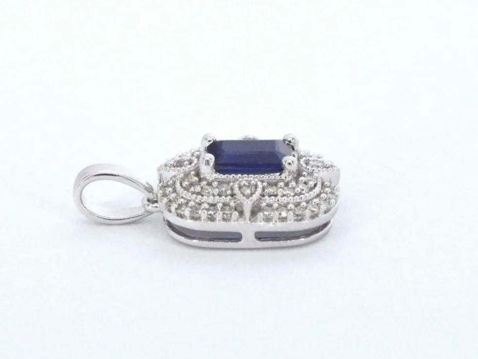 Pendentif en or blanc avec diamants et saphir