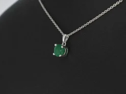 Pendentif en or blanc avec émeraude