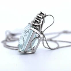 Pendentif en or blanc avec aigue-marine
