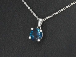 Pendentif en or blanc avec topaze