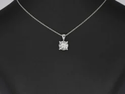 Pendentif en or blanc avec un diamant taille brillant