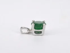 Pendentif en or blanc avec émeraude