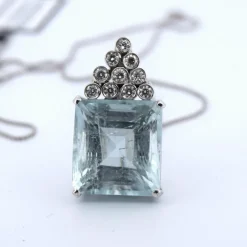 Pendentif en or blanc avec aigue-marine