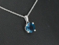 Pendentif en or blanc avec topaze