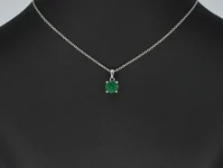 Pendentif en or blanc avec émeraude
