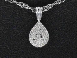 Pendentif en or blanc en forme de goutte avec diamants