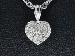 Pendentif en or blanc en forme de coeur avec diamants