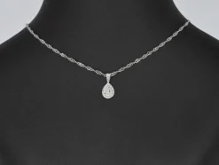 Pendentif en or blanc en forme de goutte avec diamants