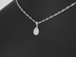 Pendentif en or blanc en forme de goutte avec diamants
