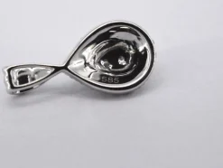 Pendentif en or blanc en forme de goutte avec diamants