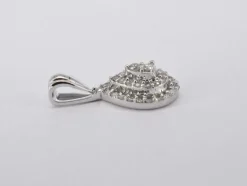 Pendentif en or blanc en forme de goutte avec diamants