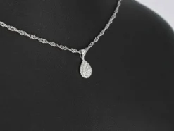 Pendentif en or blanc en forme de goutte avec diamants