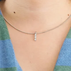 Pendentif en or blanc 18K (750 Millièmes) avec diamants en chute.