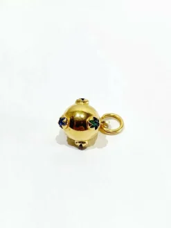 Pendentif en or forme boule avec rubis émeraude saphir