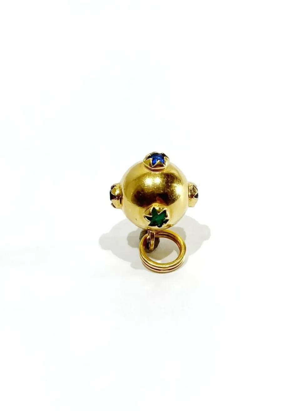 Pendentif en or forme boule avec rubis émeraude saphir