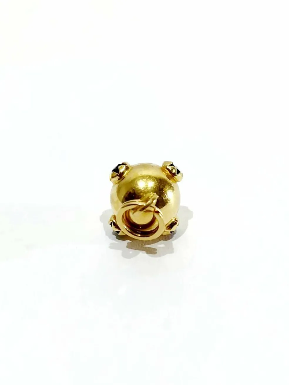 Pendentif en or forme boule avec rubis émeraude saphir