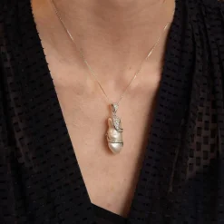 Pendentif en or gris, perle, diamants