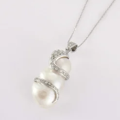Pendentif en or gris, perle, diamants