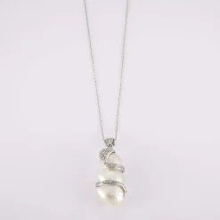 Pendentif en or gris, perle, diamants