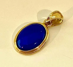 Pendentif en or jaune 18 carats et cabochon lapis lazuli