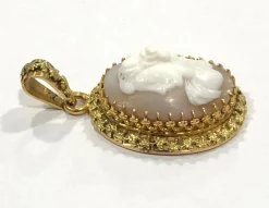 Pendentif en Or jaune & camée