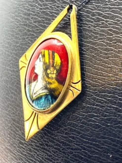 Pendentif en or jaune 18 carats, profil de femme en émail de limoges