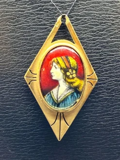 Pendentif en or jaune 18 carats, profil de femme en émail de limoges