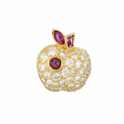Pendentif en or jaune avec pomme, diamant et rubis