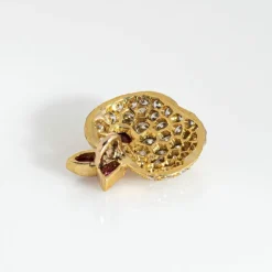 Pendentif en or jaune avec pomme, diamant et rubis