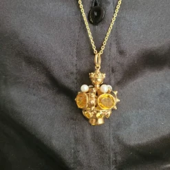 Pendentif en or jaune avec pierres et perles