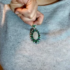Pendentif en or jaune et blanc avec émeraudes, saphirs et diamants