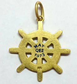 Pendentif en or jaune et email bleu, barre de bateau