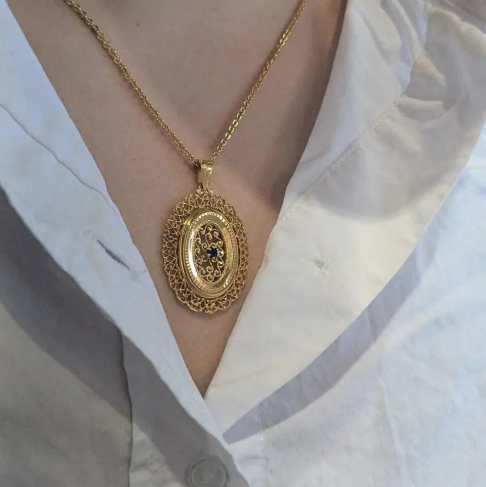 Pendentif en or jaune et pierre bleue