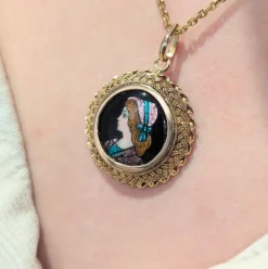 Pendentif en or jaune et émail