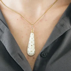 Pendentif en or jaune et os