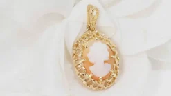 Pendentif en or jaune et camée