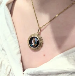 Pendentif en or jaune et émail