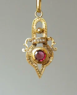 Pendentif en or jaune et grenat, époque Napoléon III