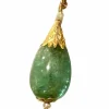 Pendentif en or jaune orné d’une importante émeraude et de perles