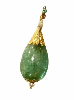 Pendentif en or jaune orné d’une importante émeraude et de perles