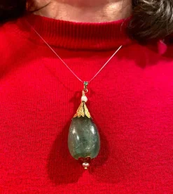 Pendentif en or jaune orné d’une importante émeraude et de perles